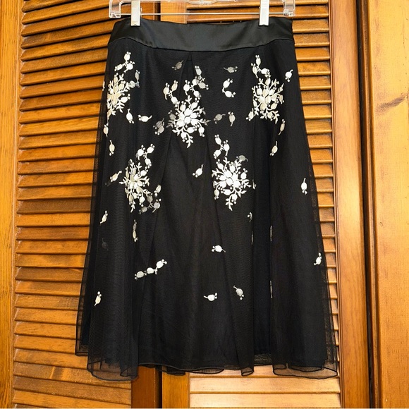 Ann Taylor Dresses & Skirts - EUC Ann Taylor black tulle/white floral embroidered midi skirt size 2